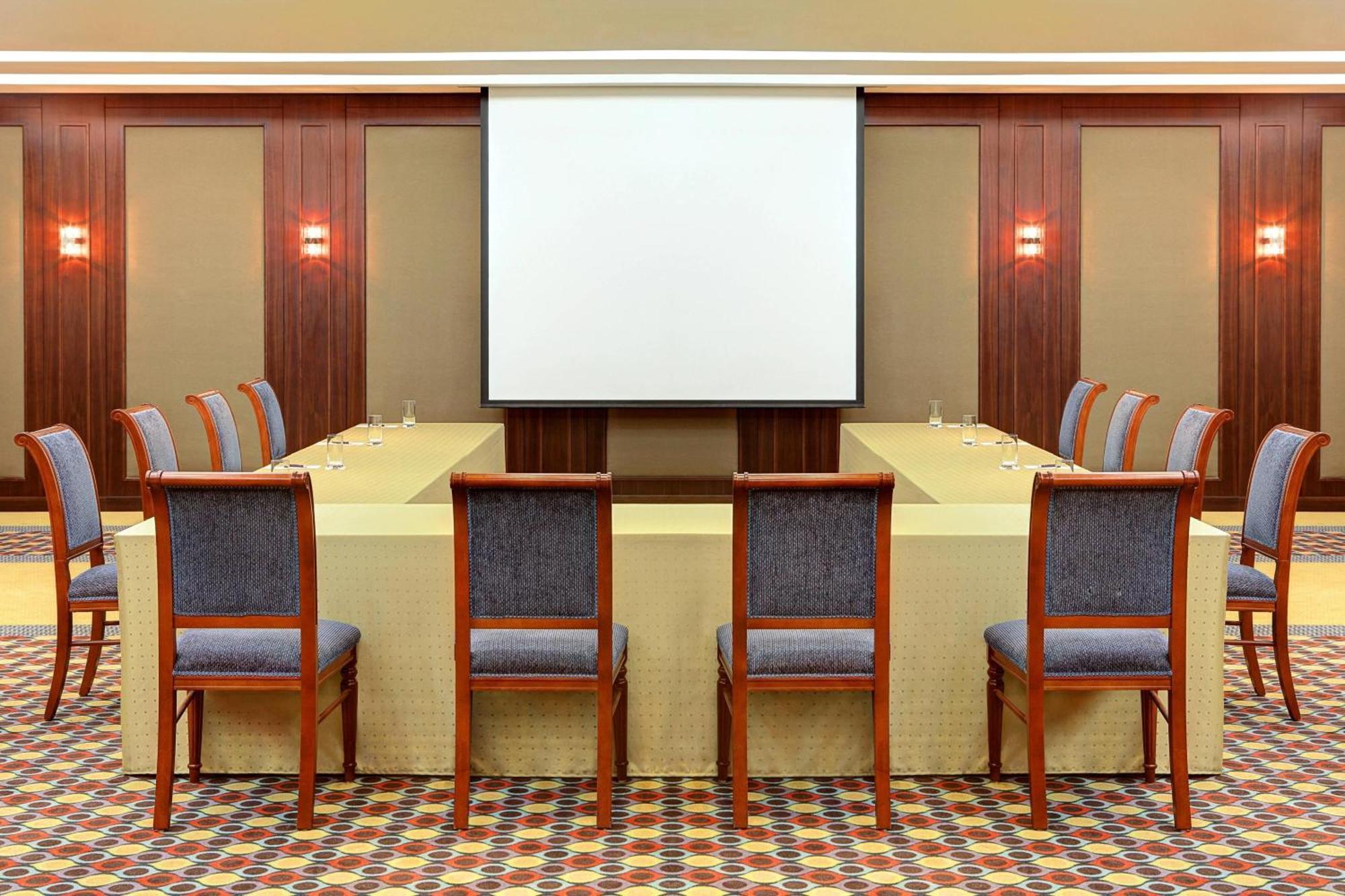 Sheraton Jeddah Hotel - Saudi Brothers Commercial Company Branch מראה חיצוני תמונה A projection screen in a meeting room