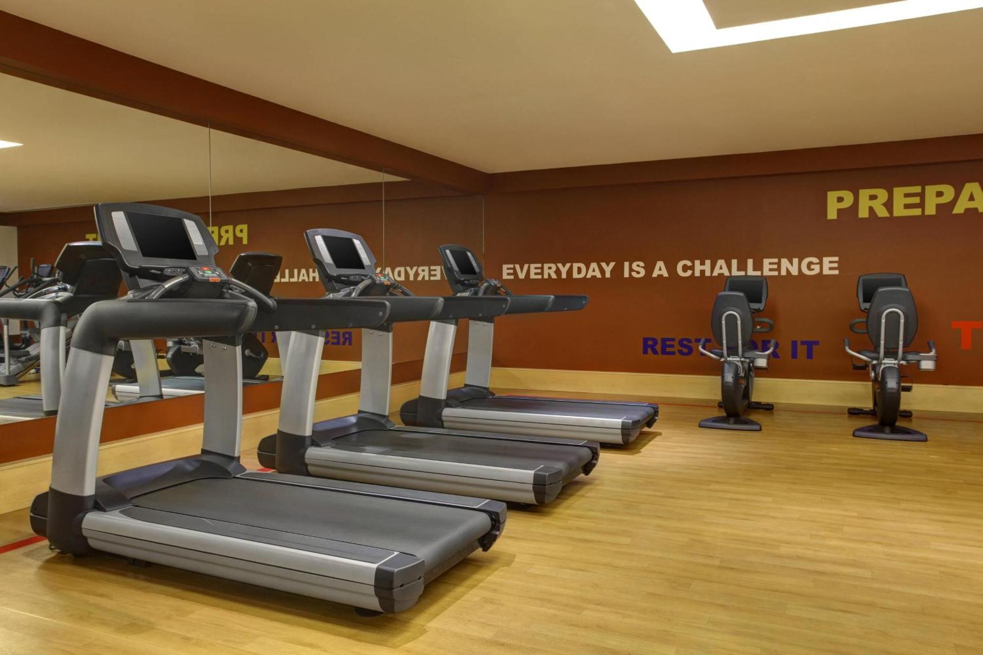 Sheraton Jeddah Hotel - Saudi Brothers Commercial Company Branch מראה חיצוני תמונה The gym at the hotel