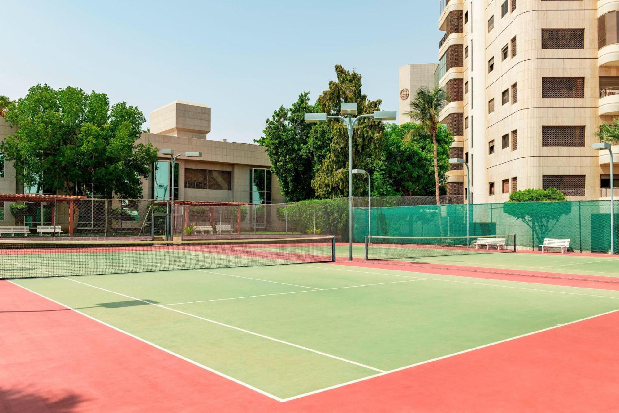 Sheraton Jeddah Hotel - Saudi Brothers Commercial Company Branch מראה חיצוני תמונה Tennis courts at the American Club