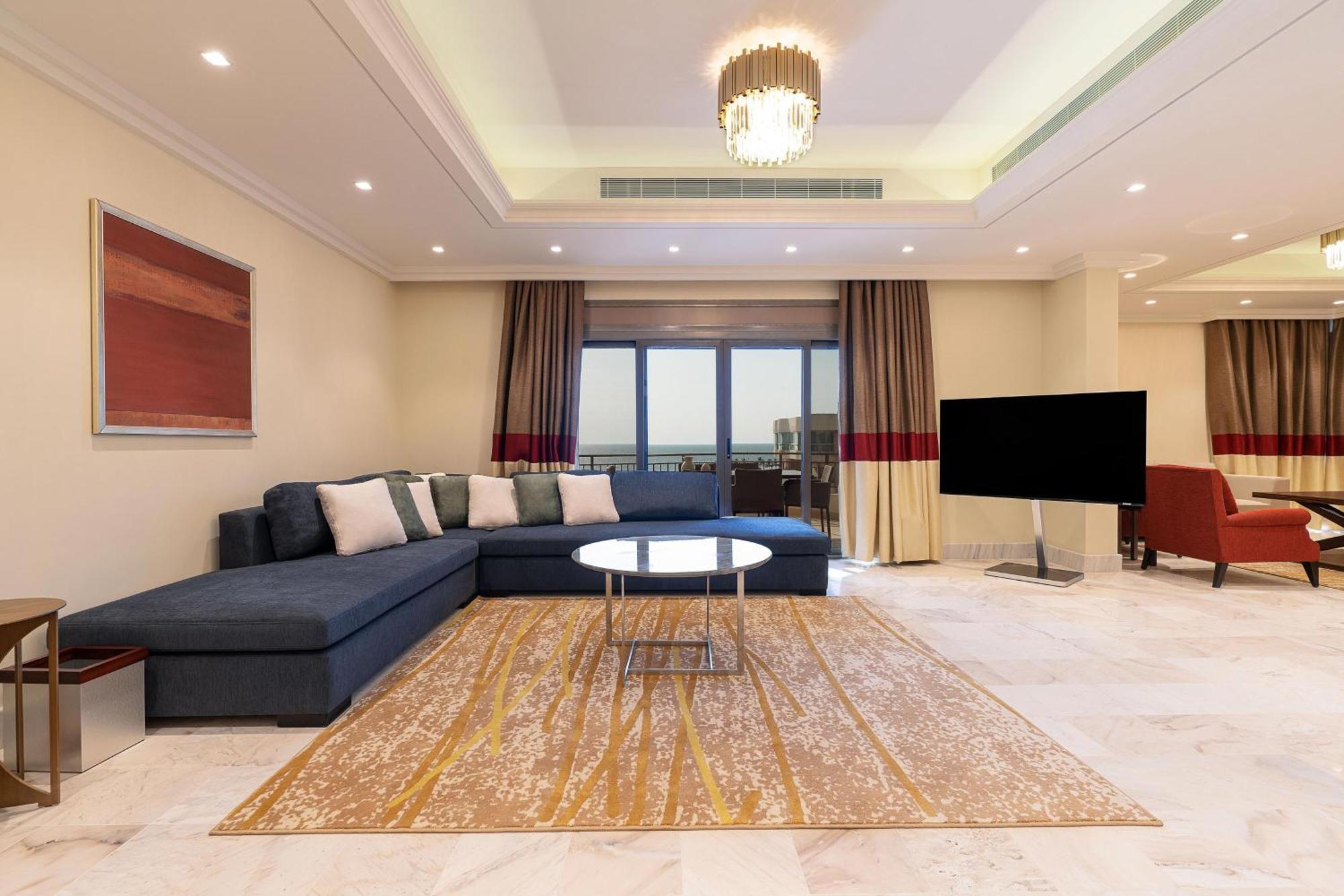 Sheraton Jeddah Hotel - Saudi Brothers Commercial Company Branch מראה חיצוני תמונה A living room